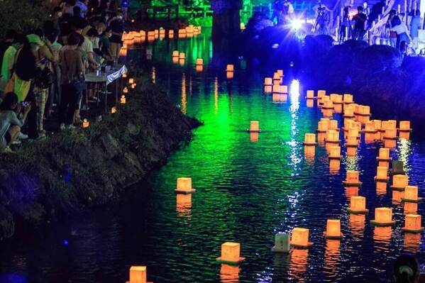 栃木「真岡の灯ろう流し」川に浮かぶ約3,500個の灯ろう＆屋台も