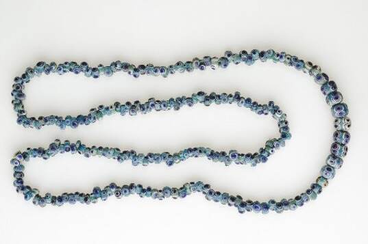 “古代ガラスの歴史”辿る特別展、ガラスの首飾りや王侯貴族の食器が池袋・古代オリエント博物館に