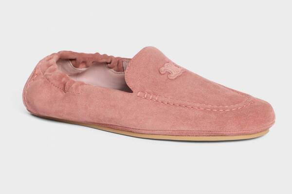 セリーヌのフラットシューズ「アダム ローファー」“トリオンフ”モチーフ付きのスエードアッパー