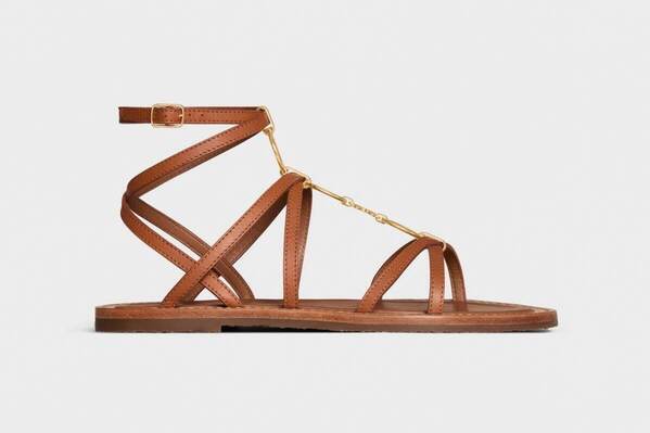 セリーヌ“南京錠付き”のウィメンズハンドバッグ、トリオンフ装飾のレザーサンダルも