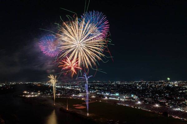 千葉「松戸花火大会2025」古ケ崎河川敷スポーツ広場から間近で観覧できる10,000発の花火
