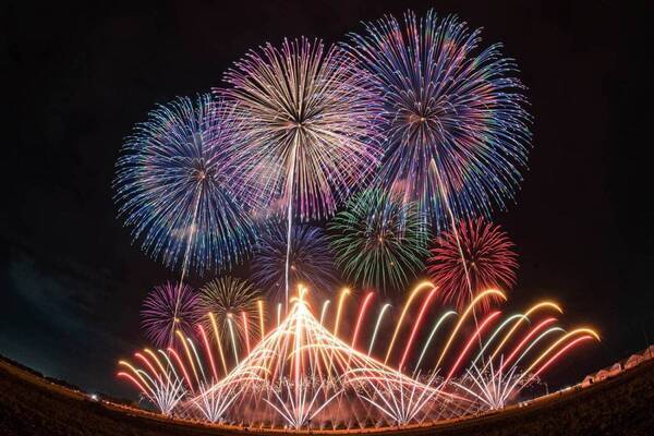 札幌花火大会「道新・秋華火」夜空を彩る約18,000発の花火と音楽がシンクロ