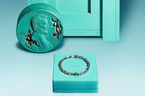 ティファニー×ダニエル・アーシャム、“侵食した硬貨着想”小箱＆緑に輝くツァボライトネックレス