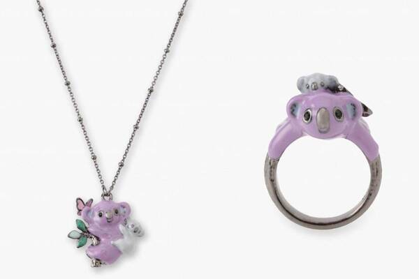 アナ スイ「コアラの親子」が抱きつく新作アクセサリー、蝶がとまるパープルカラーのネックレス＆リング