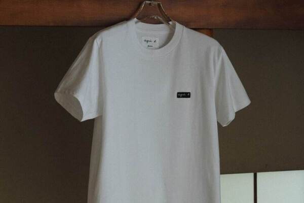 アニエスベー×アダム エ ロぺ25年春夏、ニュアンスベージュのロゴワッペン入りTシャツ