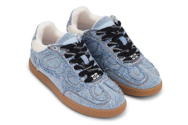 ガニー“蝶モチーフ”のステッチ入りスニーカー、隠しインソールで脚長効果も