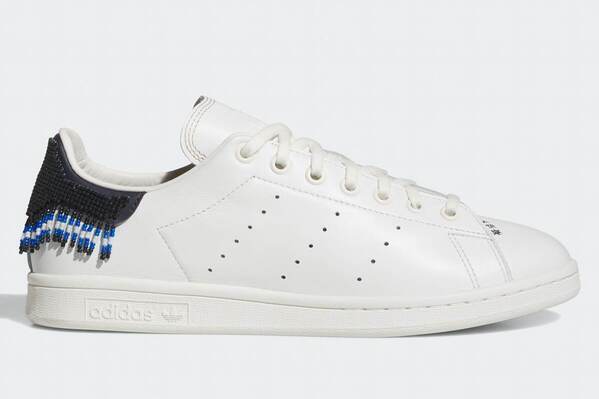 アディダス オリジナルスのスニーカー「スタンスミス」かかとに揺れるビーズ装飾、クロットとコラボ