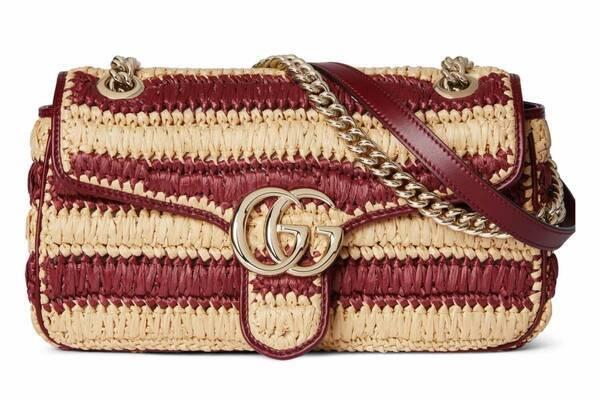 グッチ“ラフィア風素材”の夏バッグ、煌めくダブルGやレザーパッチ付きで