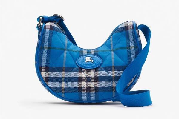 バーバリー“英国の田園生活”着想キルティングバッグ、ライトブルーのバーバリーチェックで