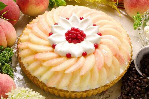 キル フェ ボン「ジューシー桃」夏限定タルト、なめらかミルクプリンやカフェラテ風ティラミスを重ねて