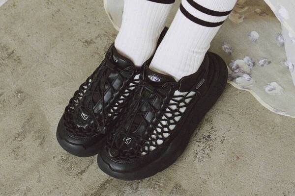 キーンのコードアッパーサンダル「ユニーク ダブルケー」“微光沢ブラック”のスナイデル限定カラー