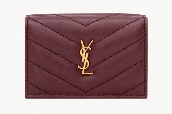 サンローランのV字キルティング財布、“モロッコのヴィラ”着想ボルドー＆ベージュカラーで