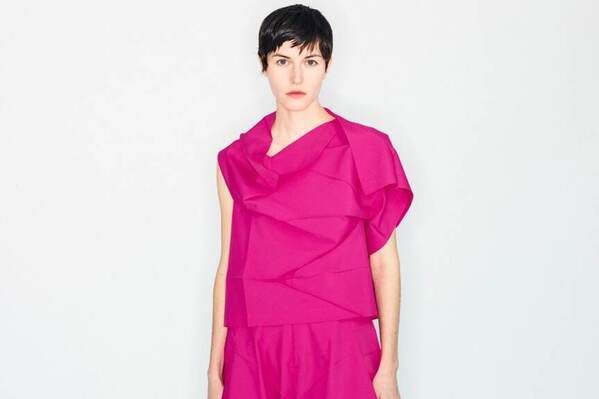 132 5. イッセイ ミヤケ、三角形を合わせた立体バッグ＆折り構造のアシンメトリートップ