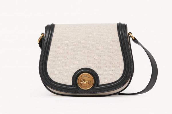 クロエ25年秋ウィメンズ、“ホース メダル”輝くチェーンバッグ＆サドルショルダーなど