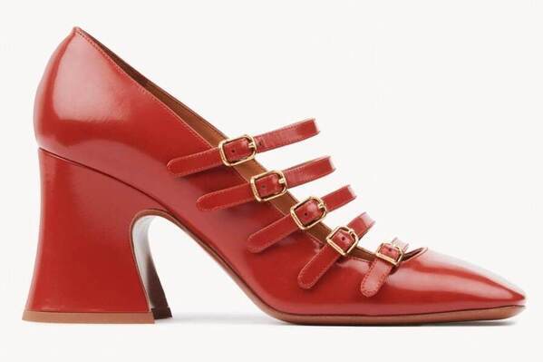 クロエから5連ストラップのスクエアトゥパンプス、“愛のメモ”刻んだ厚底シューズも