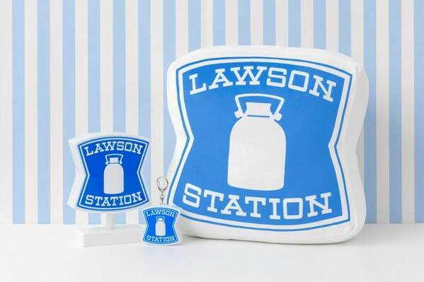 「ローソンの看板」がグッズ化！ふわもち感触のクッション＆“本物っぽく光る”ルームライトなど