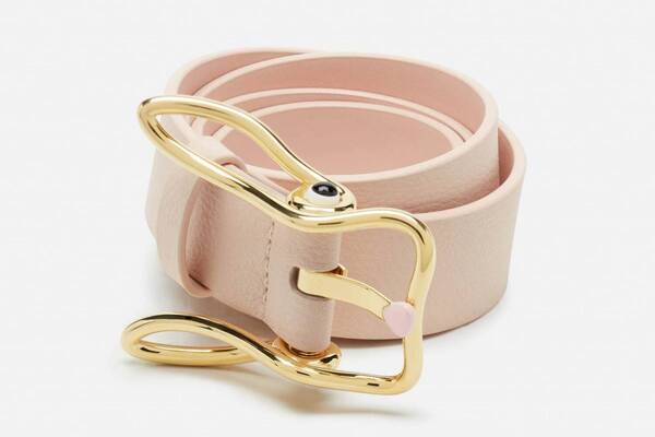 ボッテガ・ヴェネタ“ウサギ型バックル”のレザーベルト、ピンクの鼻＆つぶらな瞳付き