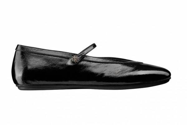 「ディオール ニュー バレエ」フラットシューズ、“CD”イニシャル入りボタン×V字型カッティングで