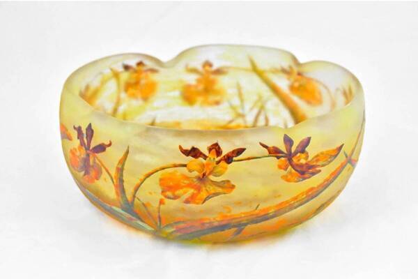 アール・ヌーヴォーのガラス作品と花々が競演、伊豆・ニューヨークランプミュージアム＆フラワーガーデンで