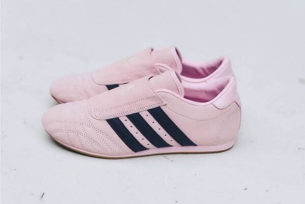 アディダス オリジナルスの薄底スニーカー「テコンドー」、ピンク×ネイビーのビリーズ限定モデル