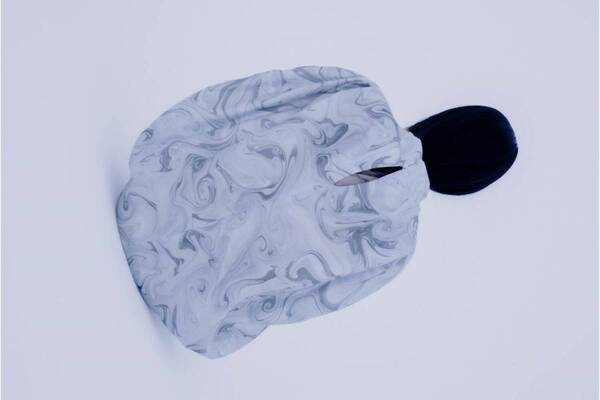 マメ クロゴウチ“優雅に曲線描く”マーブル模様ドレス＆グラデカラーのニットドレスなど