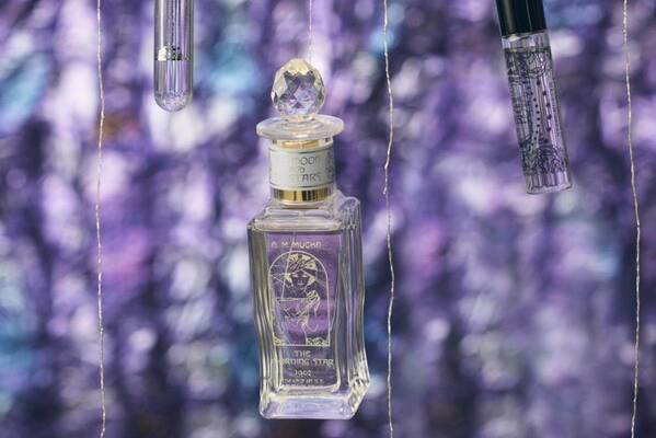 ミュシャ財団公式ブランド、連作《月と星》着想“アップルやムスク香る”オードトワレの新ボトル＆雑貨