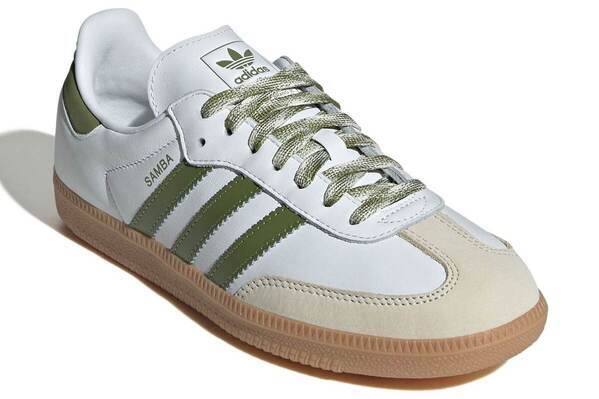 アディダス「サンバ OG」メンズ＆ウィメンズで“異なるグリーンストライプス”スニーカー
