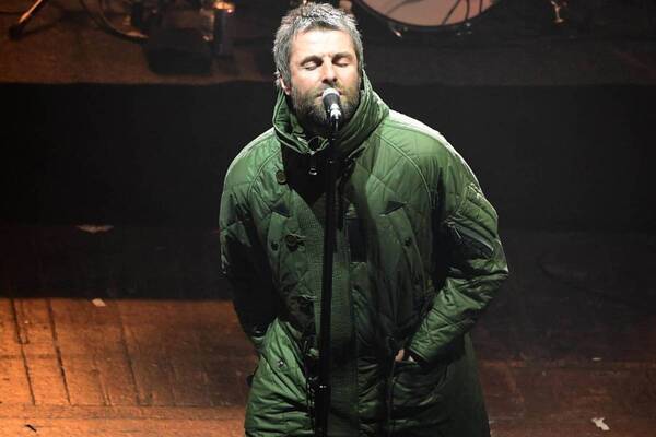 バーバリー「オアシス」リアム・ギャラガー着用キルティングコートを復刻、バーバリーチェックの裏地で