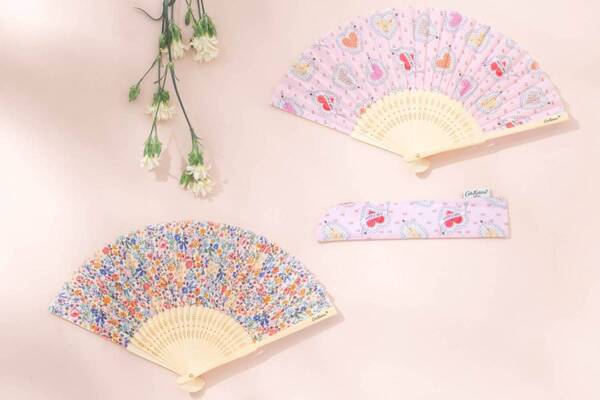 キャス キッドソン夏の和アイテム、“小花柄＆フリル付きハート”の扇子や御朱印帳