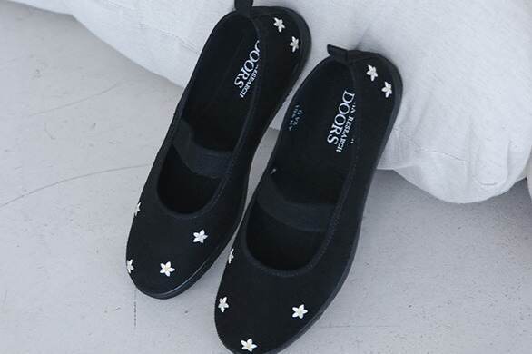 ムーンスター“上履き着想”シューズ「バンド バレー」フラワー刺繍がアーバンリサーチ ドアーズ限定で