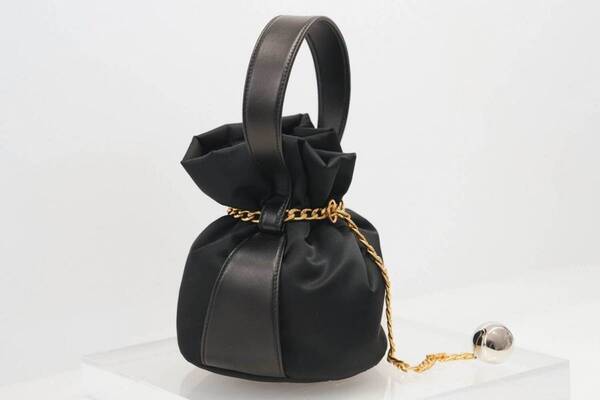 プラダのウィメンズバッグ、“ボール付きチェーン華やぐ”ナイロンバッグ＆ヴィンテージ調レザーバッグ