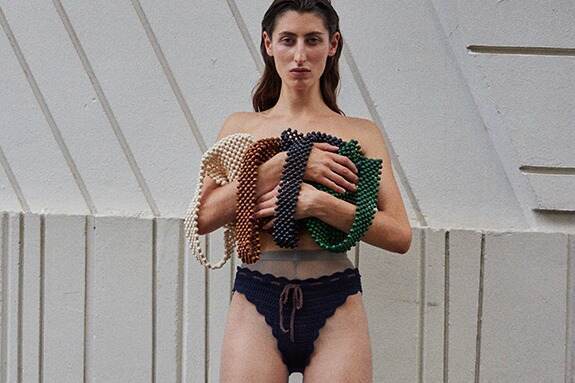 ニットブランド「ンニット」“花柄”クロシェ編みニット＆クリアサンダルなど、原宿の限定ストアで