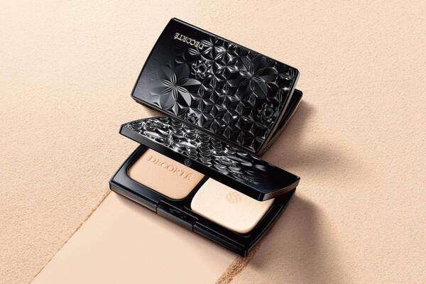 コスメデコルテ25年秋ベースメイク、“しっとり薄絹の艶めき”纏うパウダーファンデーション