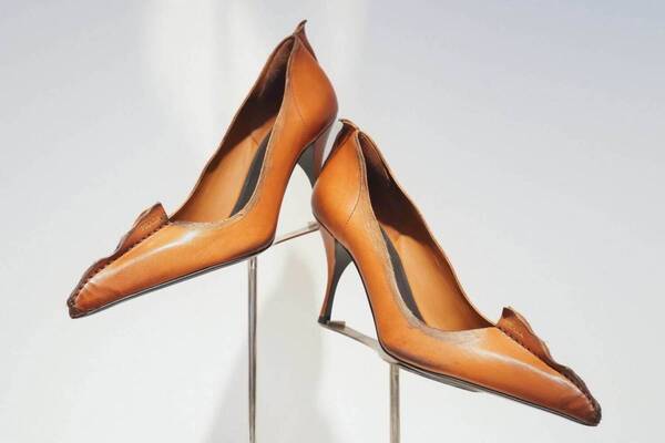 プラダ“ヴィンテージ調レザー”のウィメンズシューズ、断ち切りハイヒールやリボン付きパンプス