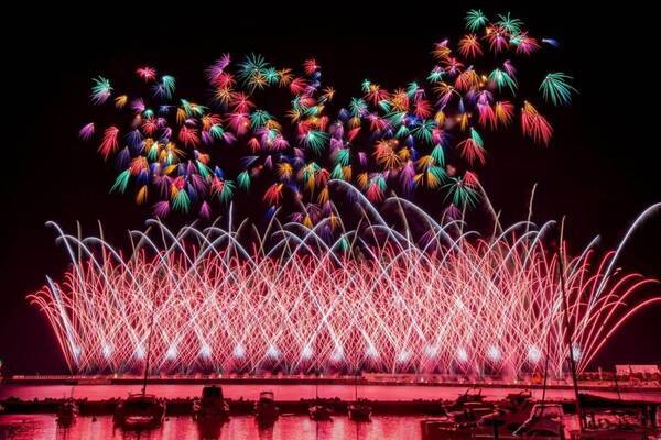 「熱海海上花火大会 2025」静岡・熱海湾で開催、立地を活かした大迫力の花火が海上を彩る