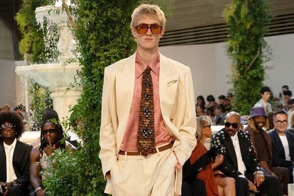 アミリ 2026年春夏ウィメンズ＆メンズコレクション、幻想的なホテルの空間で