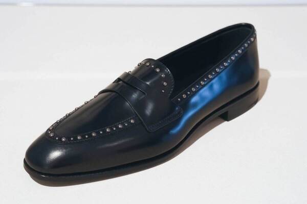 チャーチ“スタッズ装飾”のウィメンズレザーシューズ、洗練シルエットのローファー＆ギリーシューズ