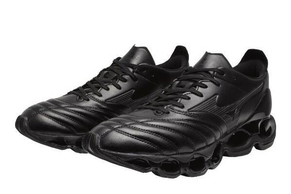 ミズノのオールブラックスニーカー、サッカースパイク風アッパー＆空洞ソールで