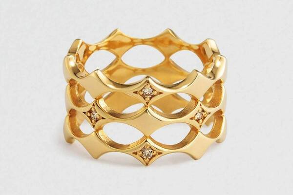 ヴァーミリオン「しし座」イメージの3連リング、透かし模様×煌めくブラウンダイヤモンド