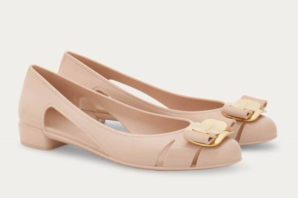 フェラガモ“大ぶりリボン”のシューズ「ヴァラ」軽やかカットアウトのPVCアッパー