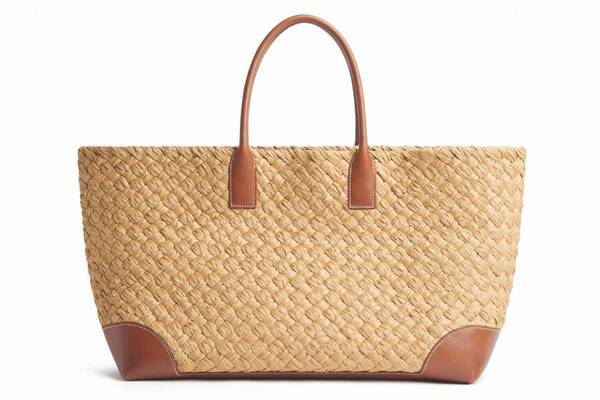 ボッテガ・ヴェネタのアイコンバッグ「カバ」編み込みラフィアの夏仕様