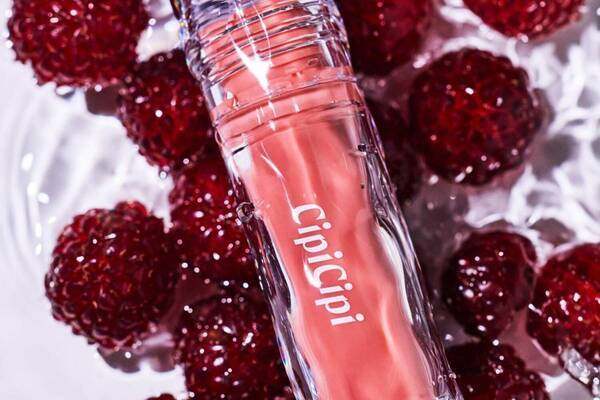 シピシピ“コーラルオレンジ”の25年夏コスメ、人気リップ「ガラスプランパー」やグリッターライナー