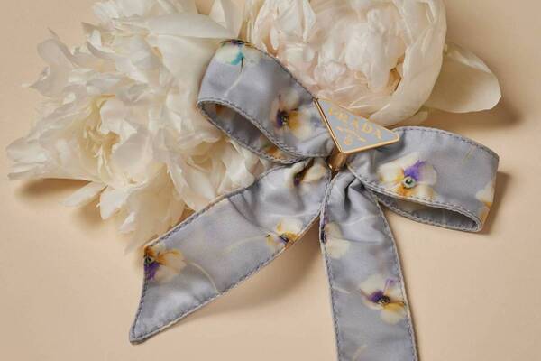 プラダ“パールブルー＆ピンク”のアクセサリー、花柄リボンのヘアクリップやベアチャーム