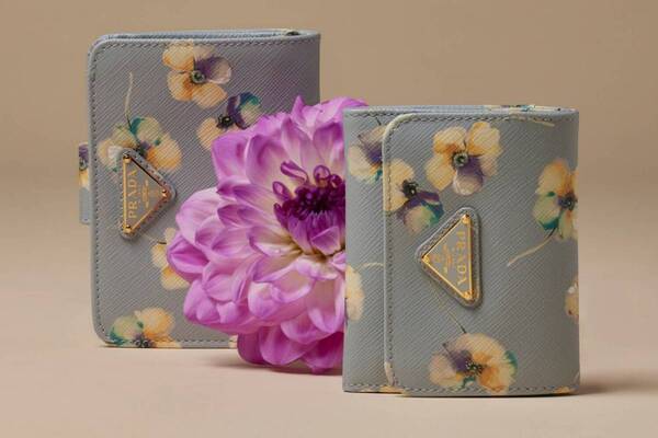 プラダのウィメンズ財布、花柄レザーの三つ折りウォレットや“くすみピンク”のミニ財布
