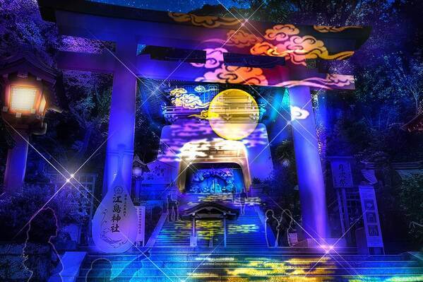 江の島で夏の夜間ライトアップ「江の島灯籠」輝く月＆浮世絵が彩る江島神社