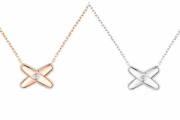 ショーメ「ジュ ドゥ リアン」お守りペンダント、ダイヤモンド煌めく“ぽってり”クロスモチーフ