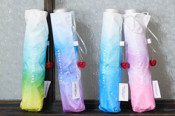 Wpc.×旅する喫茶“グラデーション”クリームソーダの折りたたみ傘、チェリーのチャーム付きで