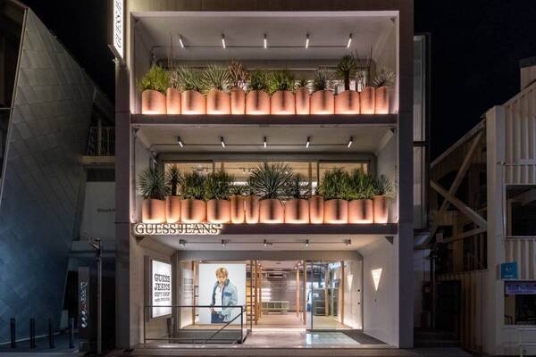 GUESS JEANS“アジア本土初”旗艦店が東京・表参道に、M A S Uコラボデニムなど限定販売