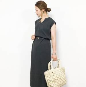 晩夏に活躍する 黒ワンピース の着こなし 小物や羽織りもご紹介 18年8月19日 ウーマンエキサイト 1 4