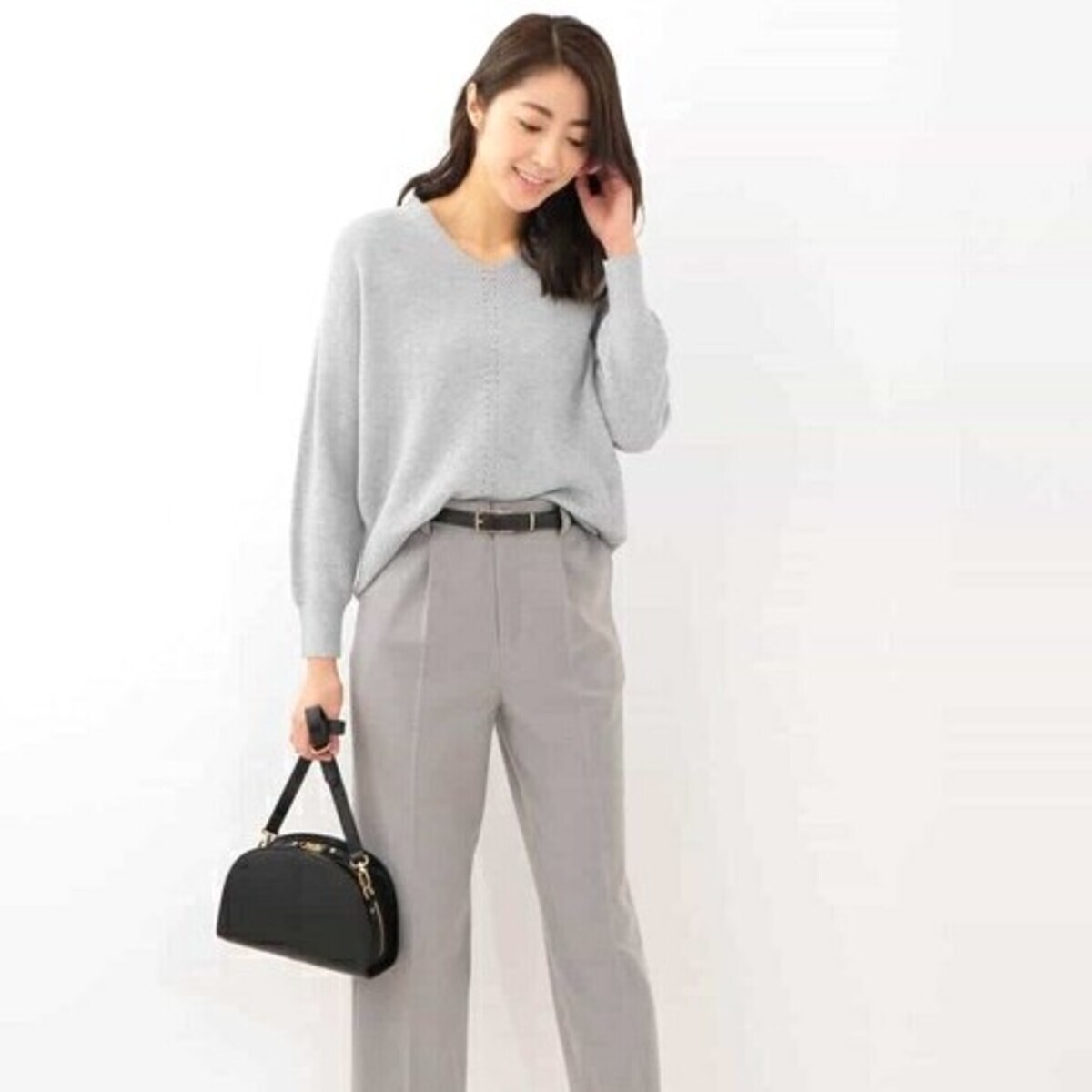 大人女子の人気アイテム グレーvネックニットで春まで楽しめるon Off着まわし特集 18年2月7日 ウーマンエキサイト 1 3